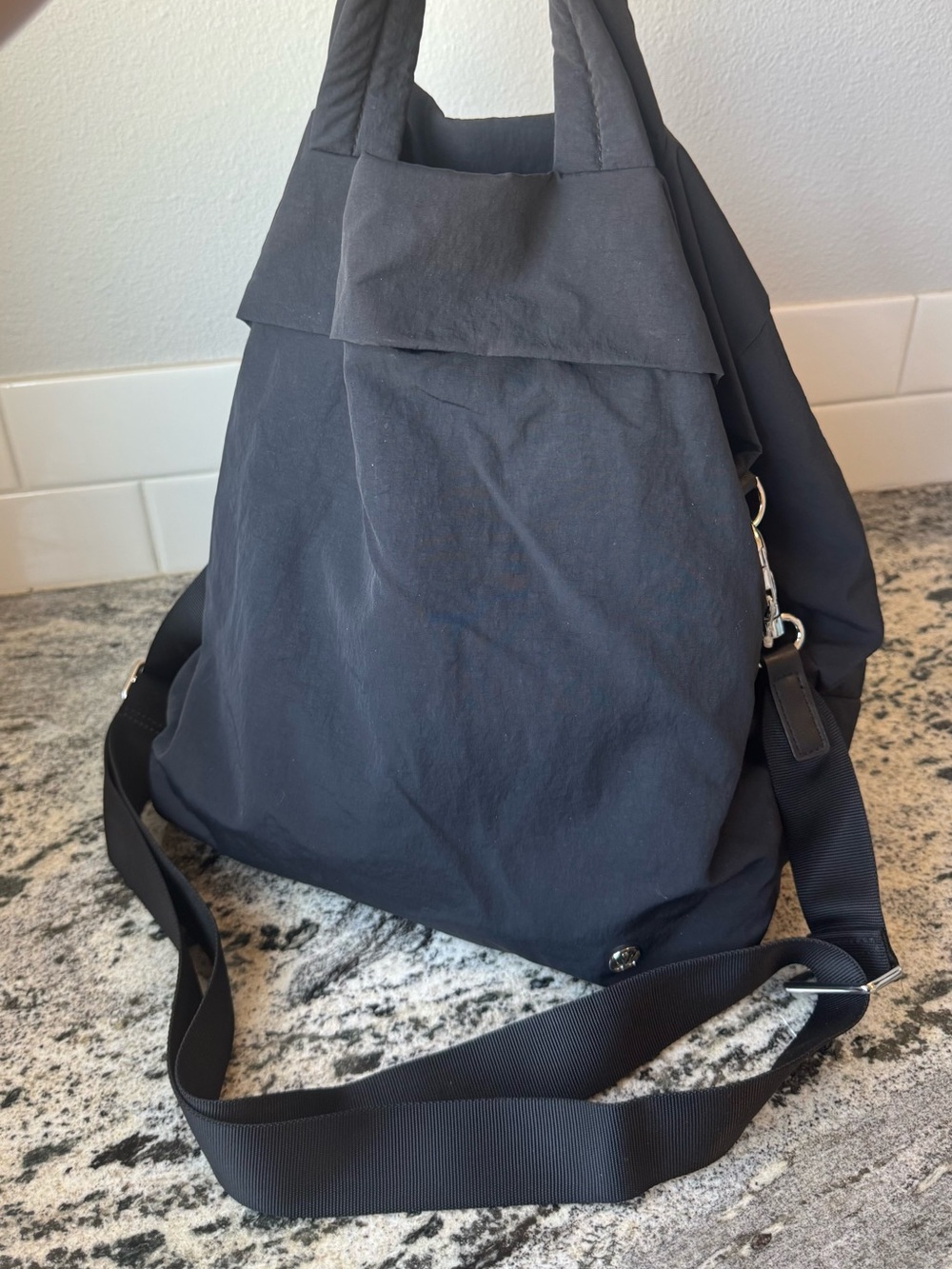 lululemon On My Level Bag 2.0 19L in black. EUC
